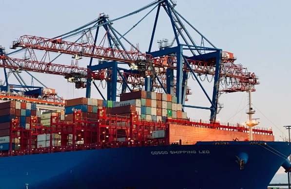 上海貨代公司憑借其服務團隊和先進的管理理念，成為了行業的領跑者